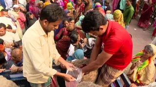 ৫০ টাকা কেজিতে টিসিবির পেঁয়াজ বিক্রি, টোকেন নিয়ে মারামারি