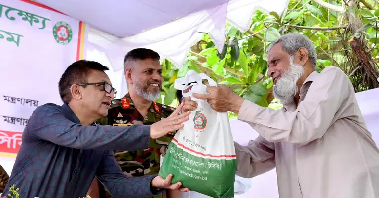 টিসিবির পণ্য দেয়া হচ্ছে