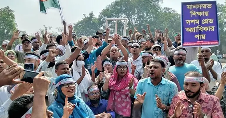 শহিদ মিনারে শিক্ষকদের অবস্থান কর্মসূচী