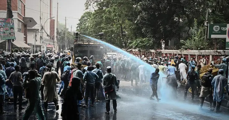 শিক্ষকদের ভুখা মিছিলে পুলিশের জলকামান ব্যবহার
