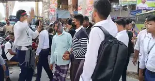 তেজগাঁও কলেজে সংঘর্ষে একজন নিহতের প্রতিবাদে ফার্মগেট মোড় অবরোধ