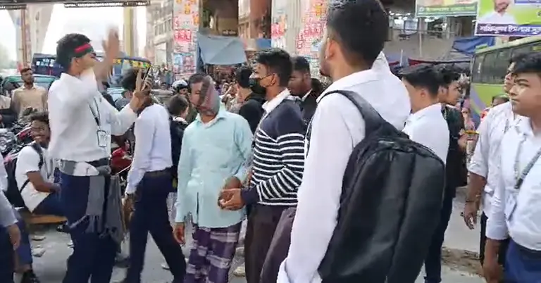 ফার্মগেট মোড়ে শিক্ষার্থীদের অবস্থান