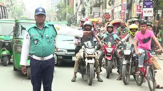 রাজধানীর সড়কে ট্রাফিকের কাজে ফিরেছে পুলিশ