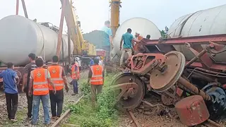 ১১ ঘণ্টা পর খুলনার সাথে সারাদেশের রেল যোগাযোগ স্বাভাবিক