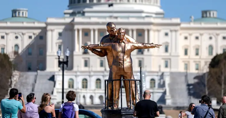 ডোনাল্ড ট্রাম্প ও জেফ্রি এপস্টেনের ব্যঙ্গাত্মক ভাস্কর্য