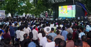 ফুটবল জ্বরে কাঁপছে রাজধানী; খেলা দেখতে মধ্যরাতে টিএসসিতে উপচেপড়া ভিড়