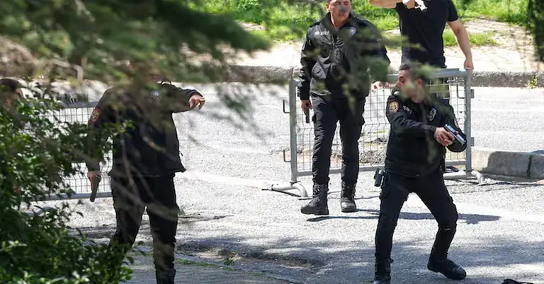 কনস্যুলেটের বাহিরে বন্দুক হাতে পুলিশরা