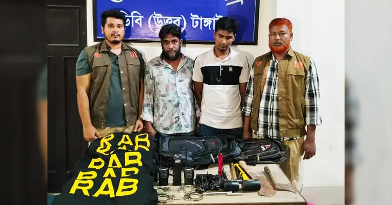 বিভিন্ন সরঞ্জামসহ আটক ২ ডাকাত