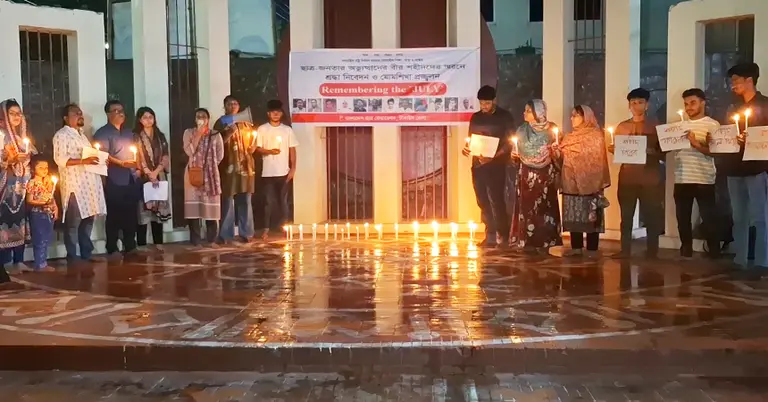 গণঅভ্যুত্থানে শহিদদের স্মরণে মোমবাতি প্রজ্বলন