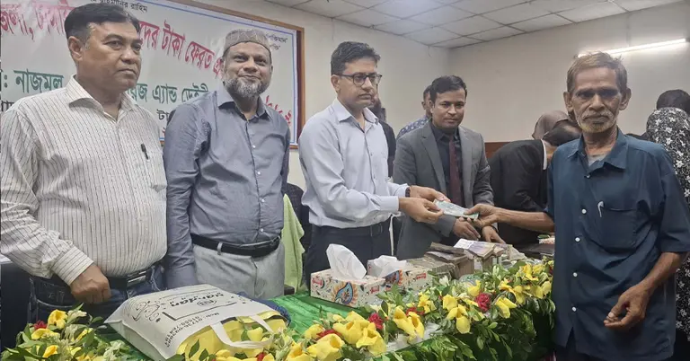 অতিরিক্ত জেলা প্রশাসক ইয়াসির আরাফাতের কাছ থেকে এসডিএস এর টাকা ফেরত নিচ্ছেন এক গ্রাহক