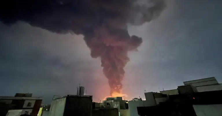 তেহরানে বিস্ফোরণের পর আকাশে ধোঁয়ার কুণ্ডলী দেখা যায়