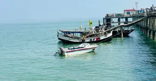 টেকনাফ উপকূল থেকে ট্রলারসহ ৫ জেলেকে ধরে নিয়ে গেলো আরাকান আর্মি