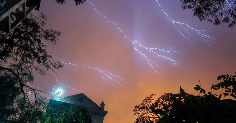 বজ্রবৃষ্টি