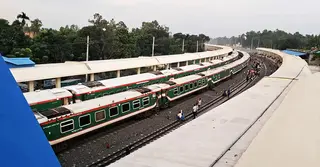 ইঞ্জিন বিকল ট্রেন সরিয়ে নেয়ায় ঢাকার সঙ্গে উত্তরবঙ্গের ট্রেন চলাচল শুরু