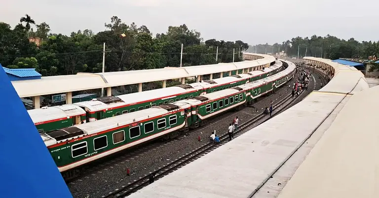 স্বাভাবিক হয়েছে ট্রেন চলাচল