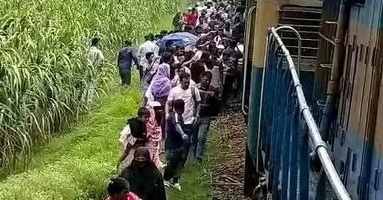 ট্রেন যোগাযোগ বন্ধ