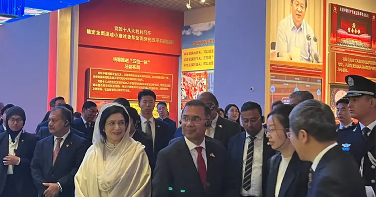 চীনা কমিউনিস্ট পার্টির জাদুঘর ঘুরে দেখছেন প্রধানমন্ত্রী