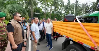 ইলেকট্রিক গাড়ি প্রদর্শনী ঘুরে দেখলেন প্রধানমন্ত্রী