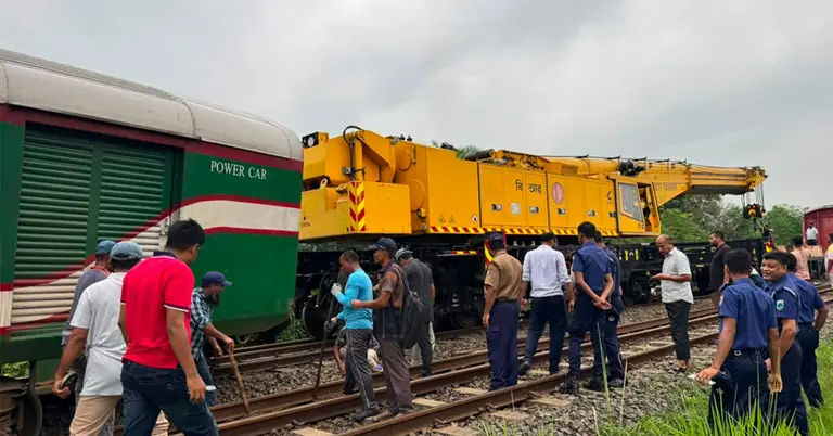 লাইনচ্যুত ট্রেনের বগি