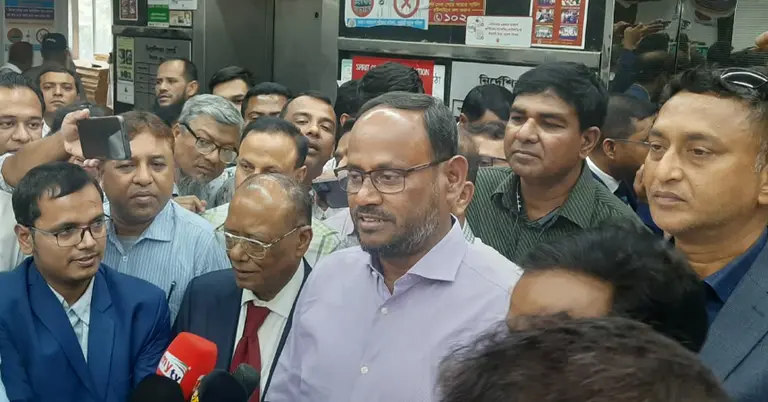 সাংবাদিকদের সঙ্গে কথা বলছেন প্রতিমন্ত্রী