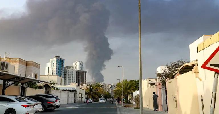 সংযুক্ত আরব আমিরাতের ফুজাইরাহর শিল্প এলাকায় বিস্ফোরণের পর সাধারণ মানুষ ধোঁয়ার উঠা দেখছে