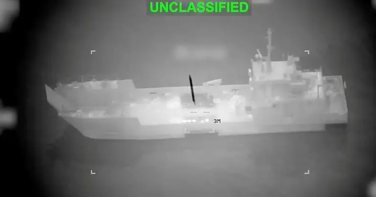 সমুদ্রে টহলরত জাহাজের থার্মাল ইমেজ