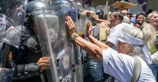 ভেনেজুয়েলায় বেতন বৃদ্ধির দাবিতে বিক্ষোভ