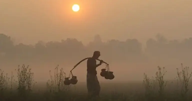 শীতের সকালে খেজুরের রস নিয়ে যাচ্ছেন কৃষক