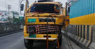 সাভারে দাঁড়িয়ে থাকা বাসে ট্রাকের ধাক্কা, দুই যাত্রী নিহত