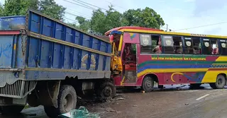 সিংগাইরে বাস-ট্রাক সংঘর্ষে চালক নিহত, আহত ৩