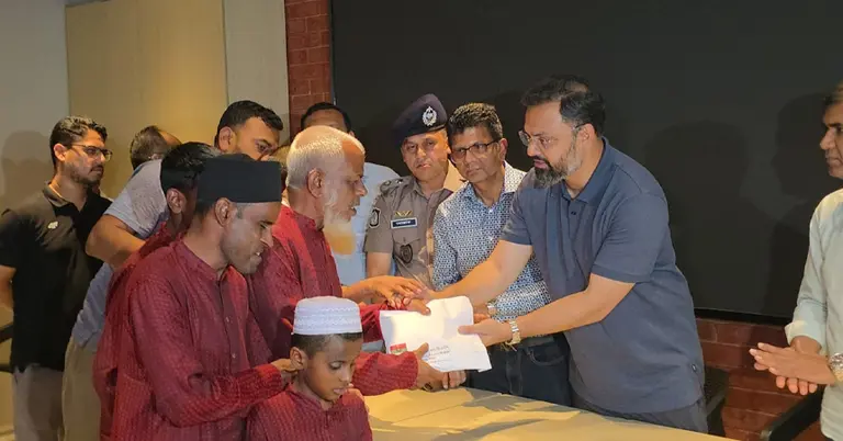 সংগীতশিল্পী পরিবারের হাতে সহায়তা তুলে দিচ্ছেন প্রতিমন্ত্রী