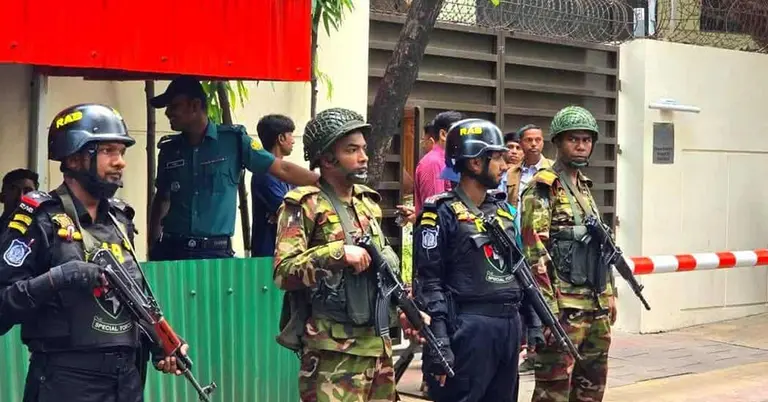 ফিরোজার সামনে কয়েক স্তরের নিরাপত্তা