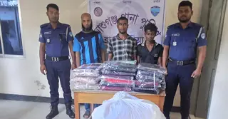 আশুগঞ্জে পাথরবোঝাই ট্রাক থেকে ৬২০ পিস ভারতীয় শাড়ি জব্দ, গ্রেপ্তার ৩