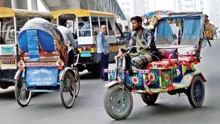 সড়কে ব্যাটারিচালিত অটোরিকশার দাপটে অতিষ্ঠ নগরবাসী