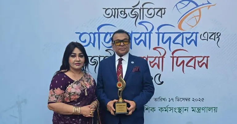 পুরস্কার হাতে লায়ন শাহ নেওয়াজ