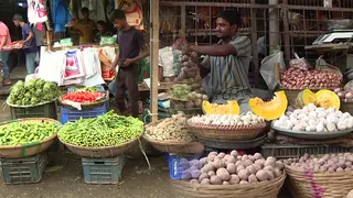 নিত্যপণ্যের মূল্য তালিকা প্রদর্শনে ব্যবসায়ীদের ঘোর আপত্তি!