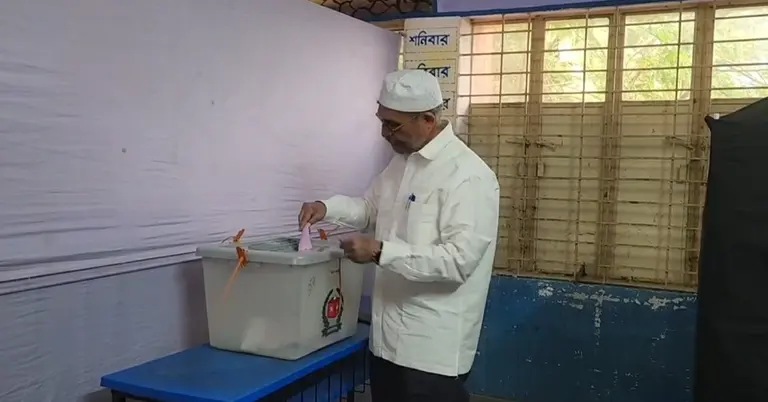 ভোট দিচ্ছেন লুৎফুজ্জামান বাবর