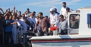 হাওরে ২০ মেট্রিক টন মাছের পোনা অবমুক্ত করেছেন লুৎফুজ্জামান বাবর
