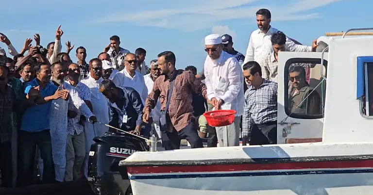 পোনা অবমুক্ত করছেন লুৎফুজ্জামান বাবর