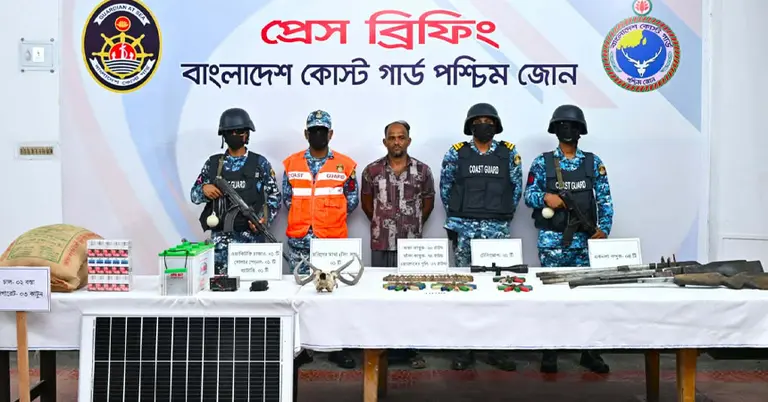 অস্ত্রসহ আটক  শরীফ বাহিনীর সদস্য