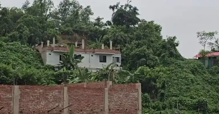 পাহাড় ধসের ঝুঁকিতে থাকা একটি বাড়ি