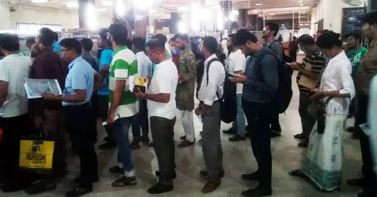 ঈদের আগে ব্যাংকে লম্বা লাইন