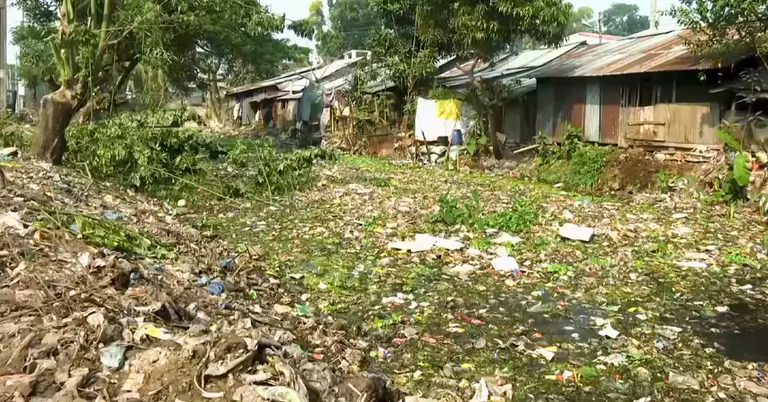 পরিচ্ছন্নতার অভাবে ময়লার স্তূপ জমে গেছে খালগুলোয়