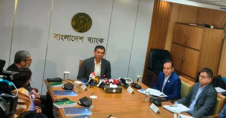 বাংলাদেশ ব্যাংকের প্রধান কার্যালয়ে আয়োজিত সংবাদ সম্মেলনে