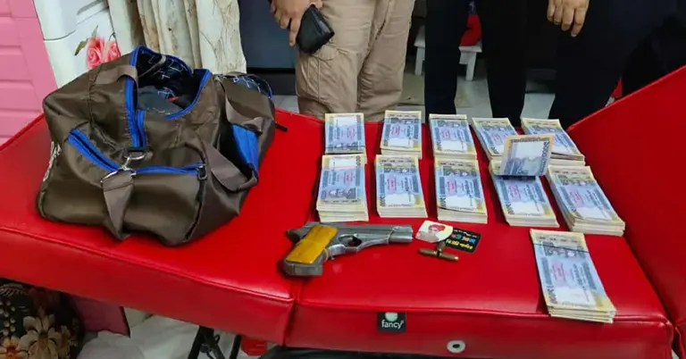 উদ্ধার করা জাল টাকা ও বিদেশি পিস্তল