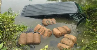 ব্রাহ্মণবাড়িয়ায় পুলিশের ধাওয়ায় মাইক্রোবাস পুকুরে, মিললো ৯ বস্তা গাঁজা