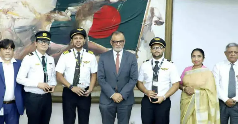 উপদেষ্টা শেখ বশিরউদ্দীন সম্মাননা স্মারক তুলে দেন