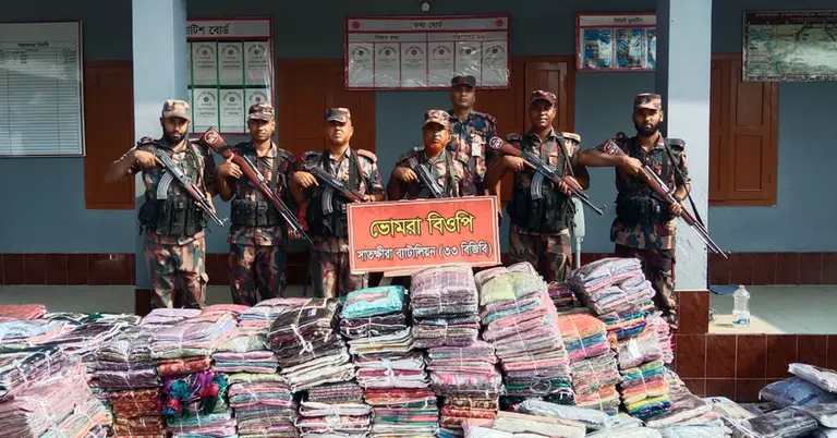 সাতক্ষীরায় বিজিবির অভিযানে জব্দ ট্রাক ও পণ্যসামগ্রী