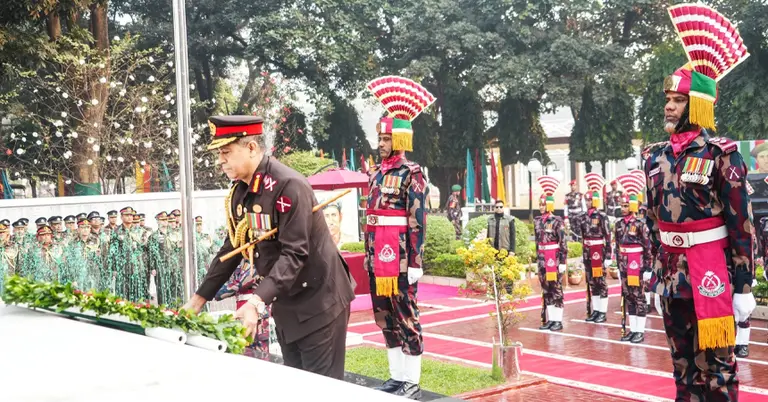 শ্রদ্ধা জনাচ্ছেন বিজিবি মহাপরিচালক
