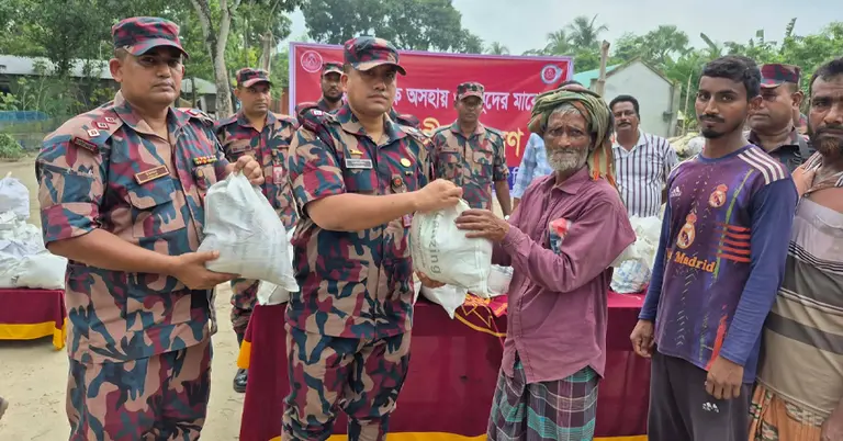 বিজিবির ত্রাণ বিতরণ